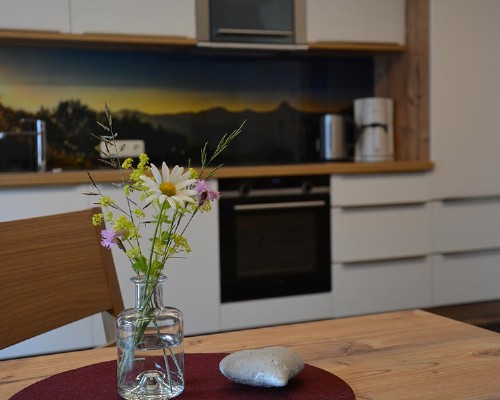 Appartement mit Tisch und Blumen