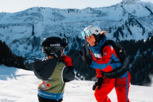 Skilehrerin mit Kinder Alpina Damüls Skilehrerin mit Kinder Alpina Damüls